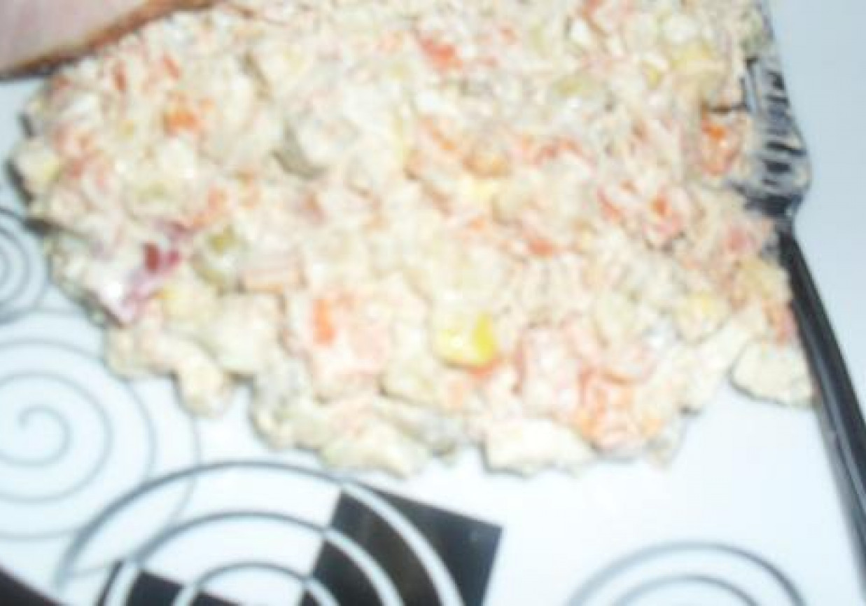 Sałatka jarzynowa z makaronem świderki foto