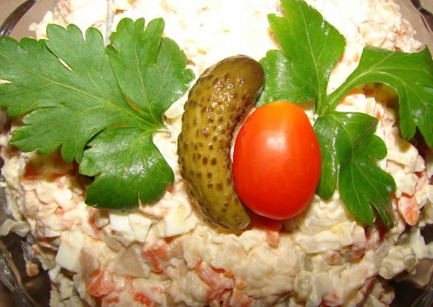 Fotografia przedstawiająca Sałatka jarzynowa z sosem czosnkowym