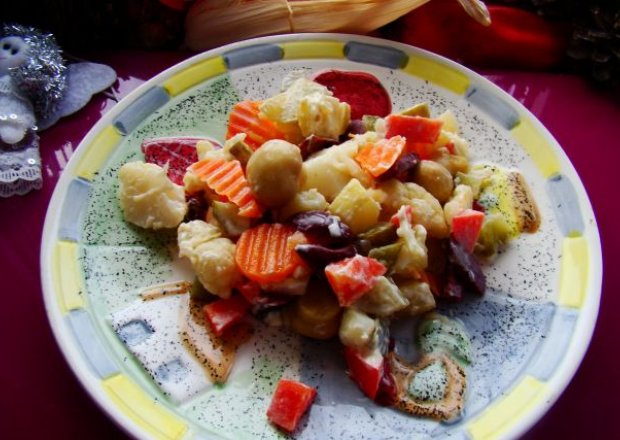 Fotografia przedstawiająca Sałatka kalafiorowa z marynowanymi pieczarkami ,marchewką i oliwkami