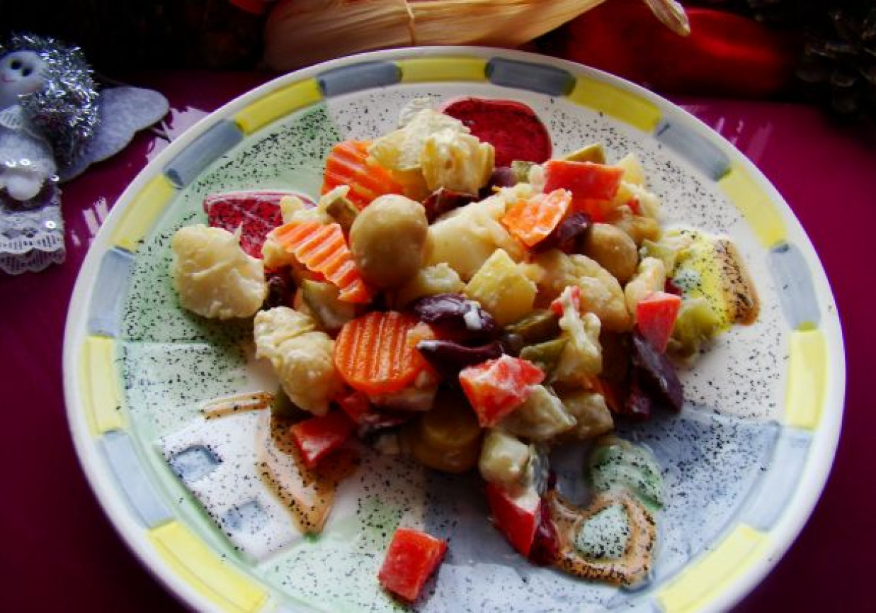Sałatka kalafiorowa z marynowanymi pieczarkami ,marchewką i oliwkami foto