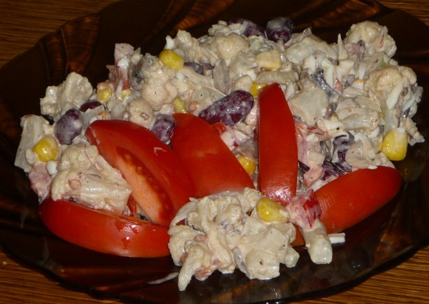 Fotografia przedstawiająca Sałatka kalafiorowa ze smażonymi pieczarkami,pomidorami, fasolą i kukurydzą konserwową