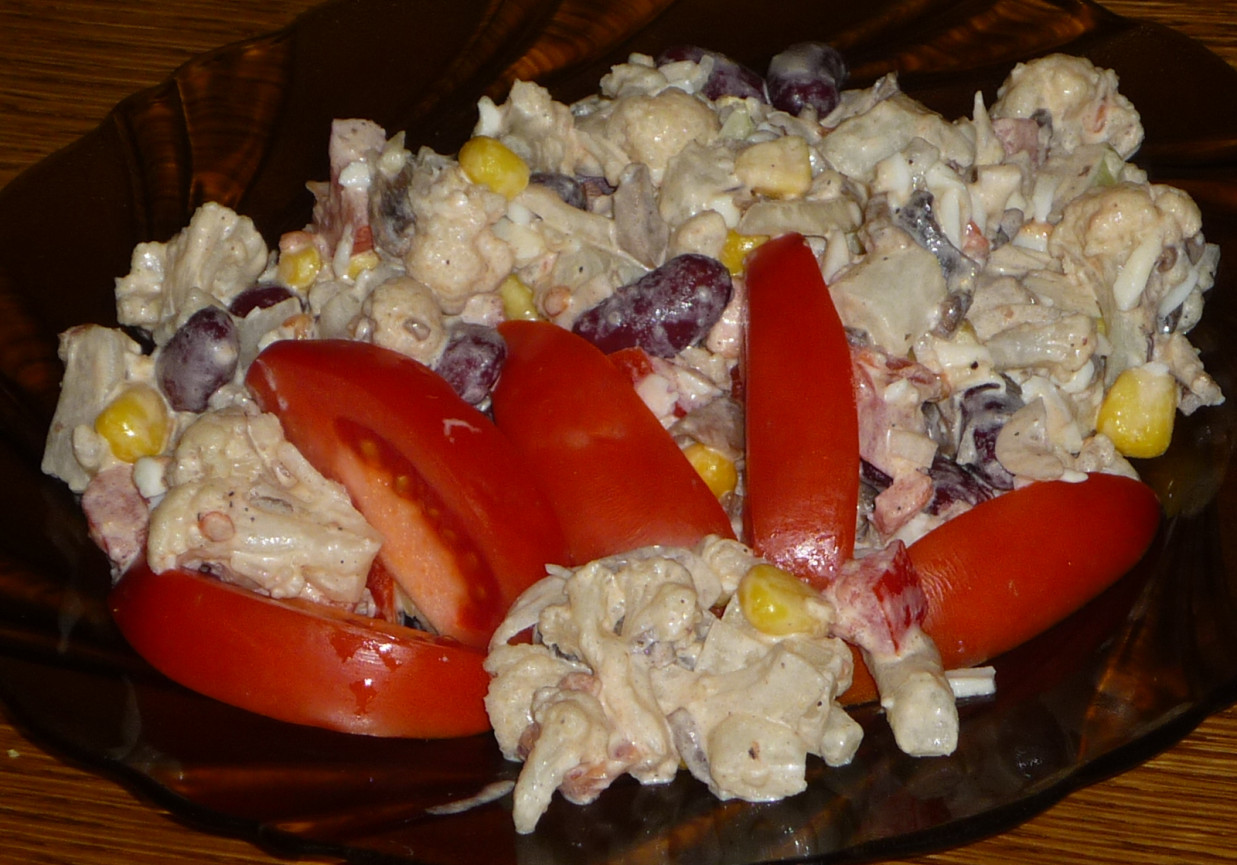 Sałatka kalafiorowa ze smażonymi pieczarkami,pomidorami, fasolą i kukurydzą konserwową foto