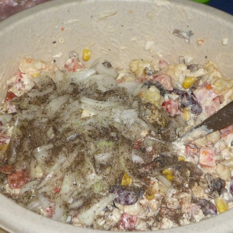 Krok 3 - Sałatka kalafiorowa ze smażonymi pieczarkami,pomidorami, fasolą i kukurydzą konserwową foto