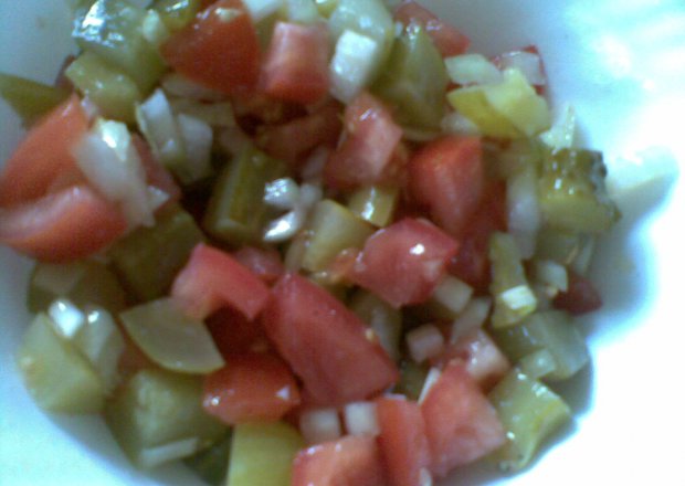 Fotografia przedstawiająca Sałatka kiszony ogórek i pomidor