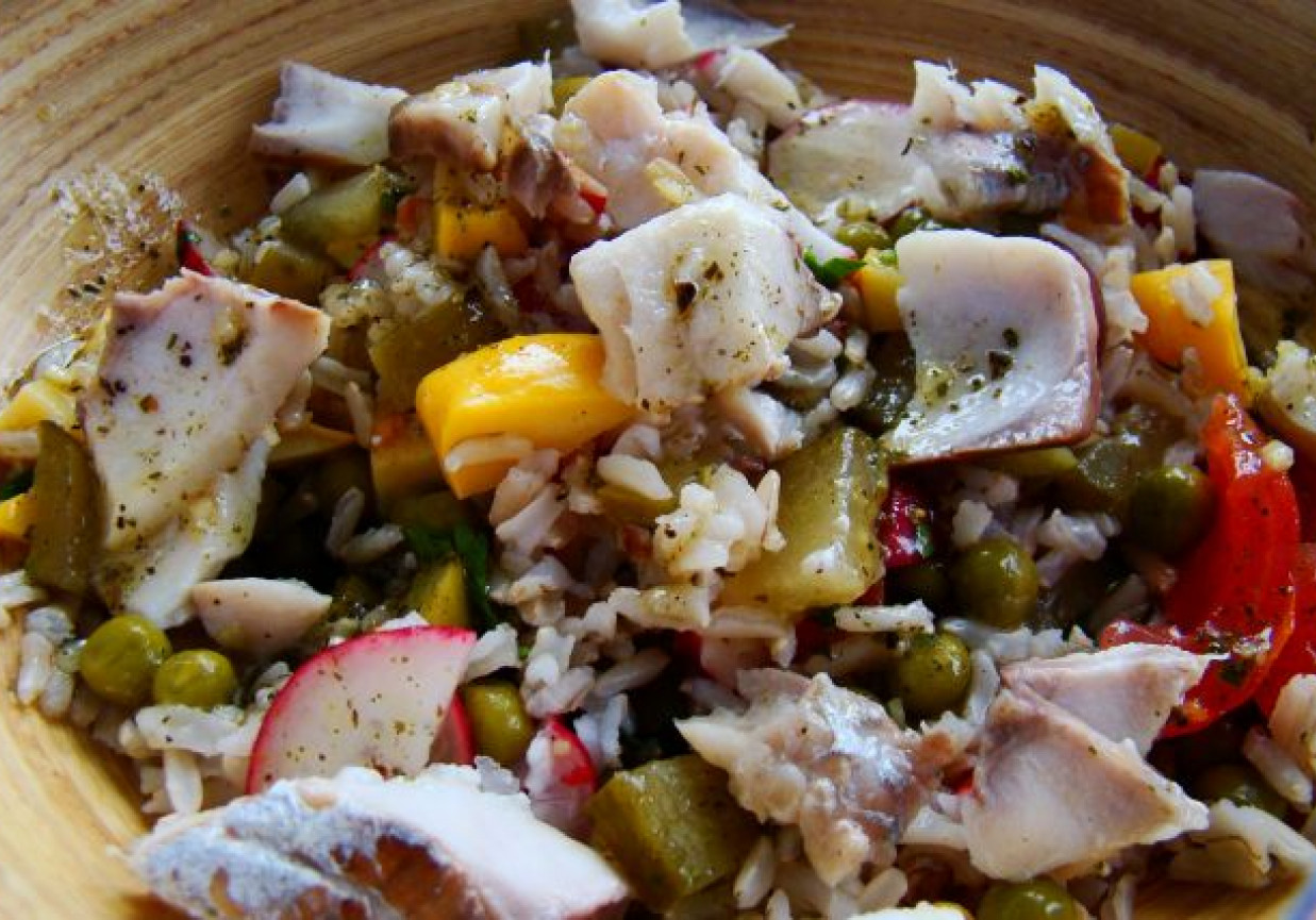 Sałatka kolacyjna z dorszem foto