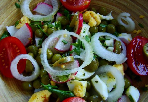 Fotografia przedstawiająca Sałatka kolacyjna z oliwkami i pomidorkami
