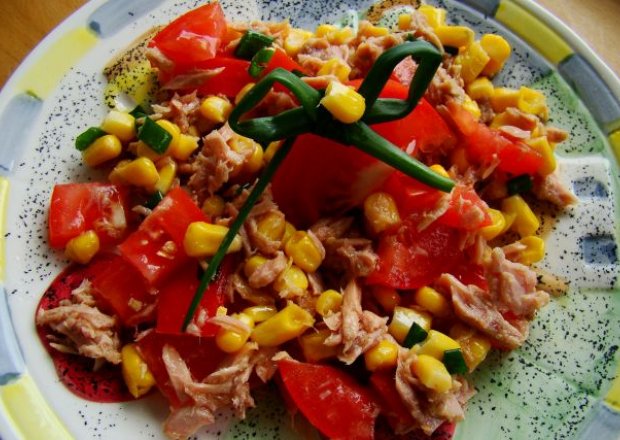 Fotografia przedstawiająca Sałatka kolacyjna z pomidorów i tuńczyka