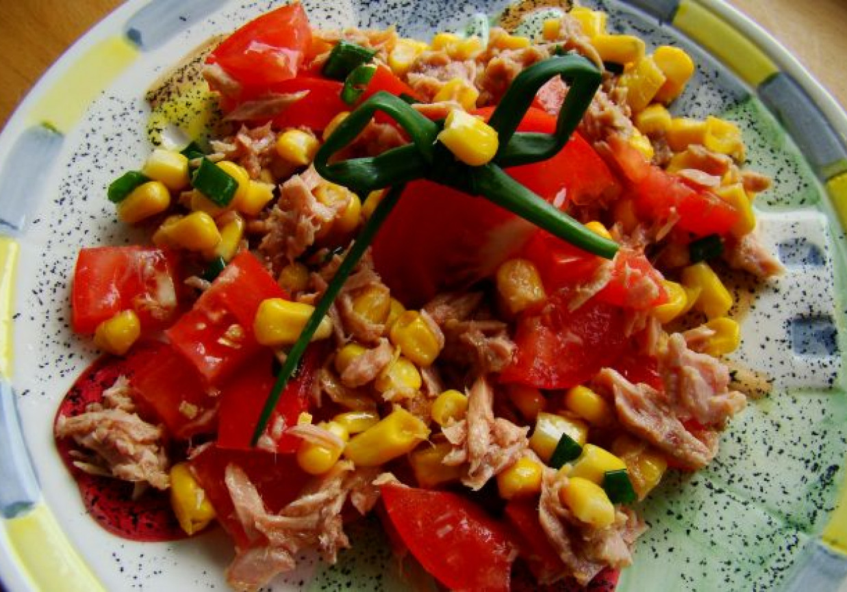 Sałatka kolacyjna z pomidorów i tuńczyka foto