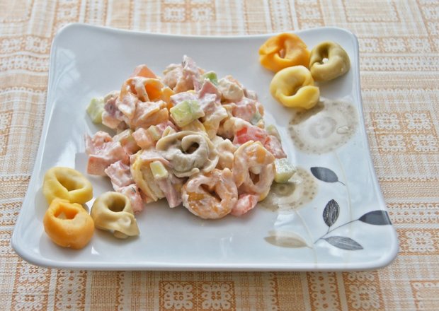 Fotografia przedstawiająca Sałatka kolorowe tortellini