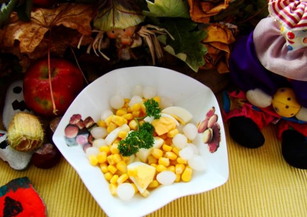 Fotografia przedstawiająca Sałatka kukurydziana z marynowana cebulką i jajkiem