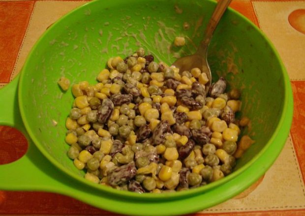 Fotografia przedstawiająca sałatka kukurydzy z fasolką i groszkiem