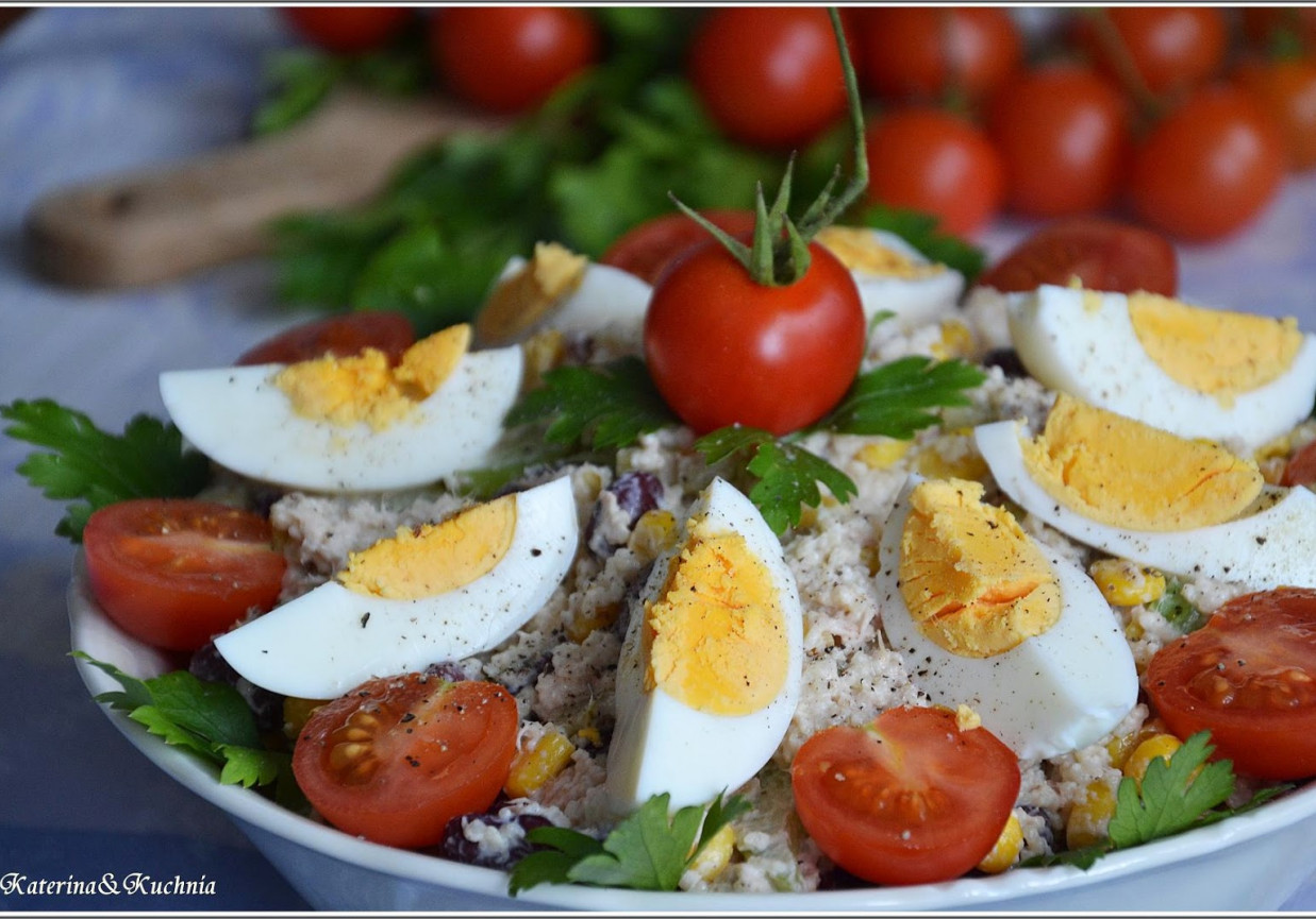 SAŁATKA KUSKUS Z TUŃCZYKIEM, JAJKIEM I CZERWONĄ FASOLĄ foto