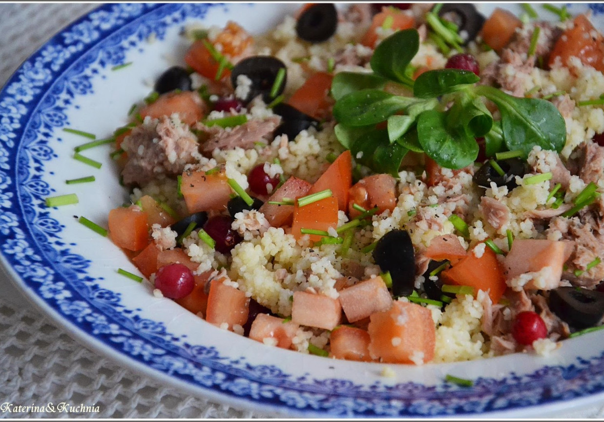 Sałatka kuskus z tuńczykiem, pomidorem, oliwkami i żurawiną foto