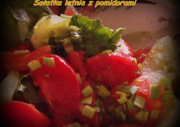 Fotografia przedstawiająca Sałatka letnia z pomidorami