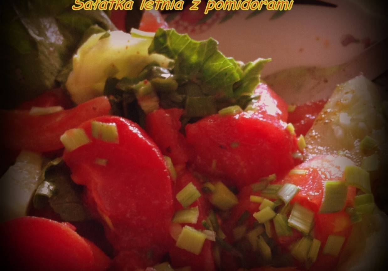 Sałatka letnia z pomidorami foto