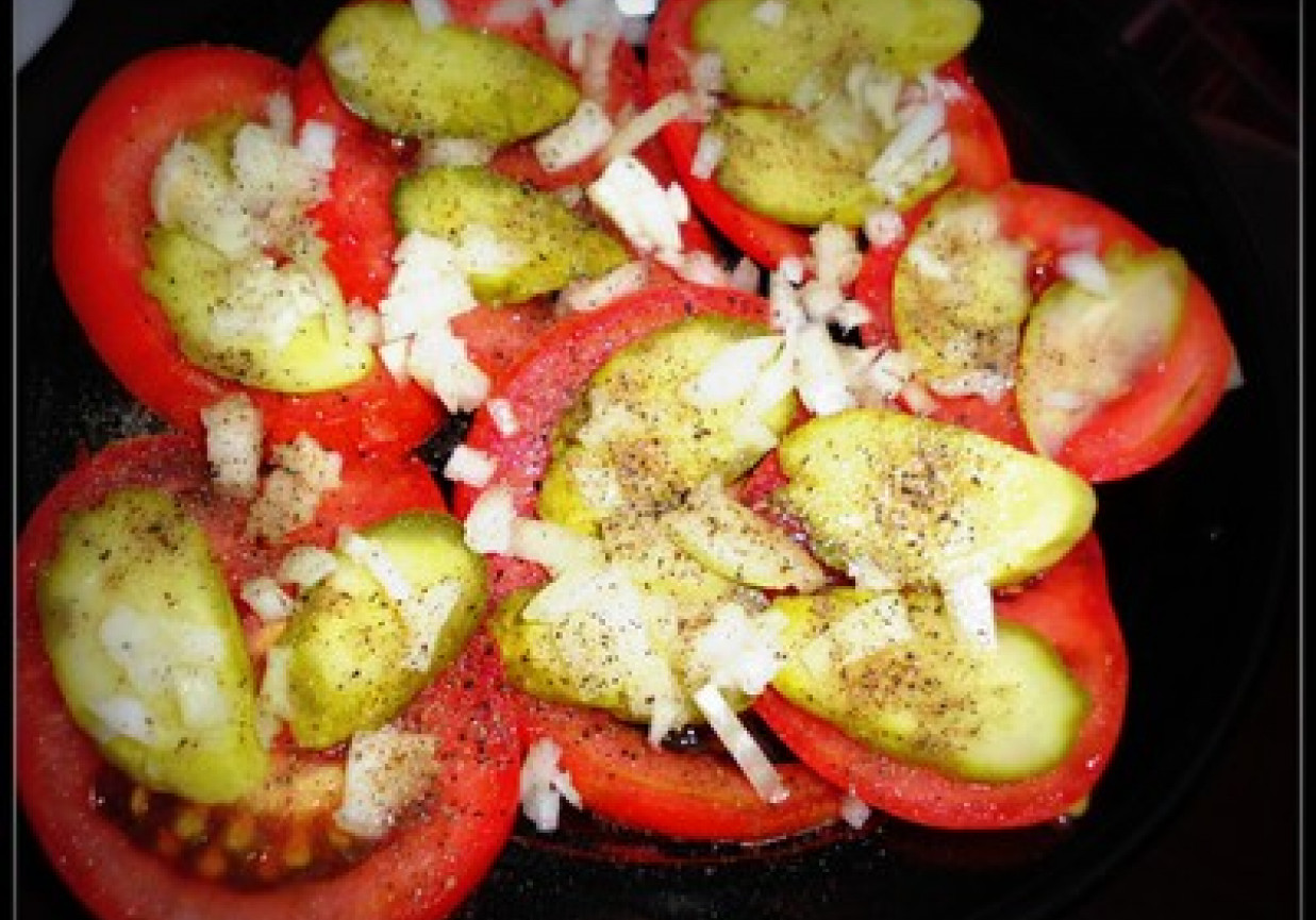 Salatka letnia z pomidorów foto