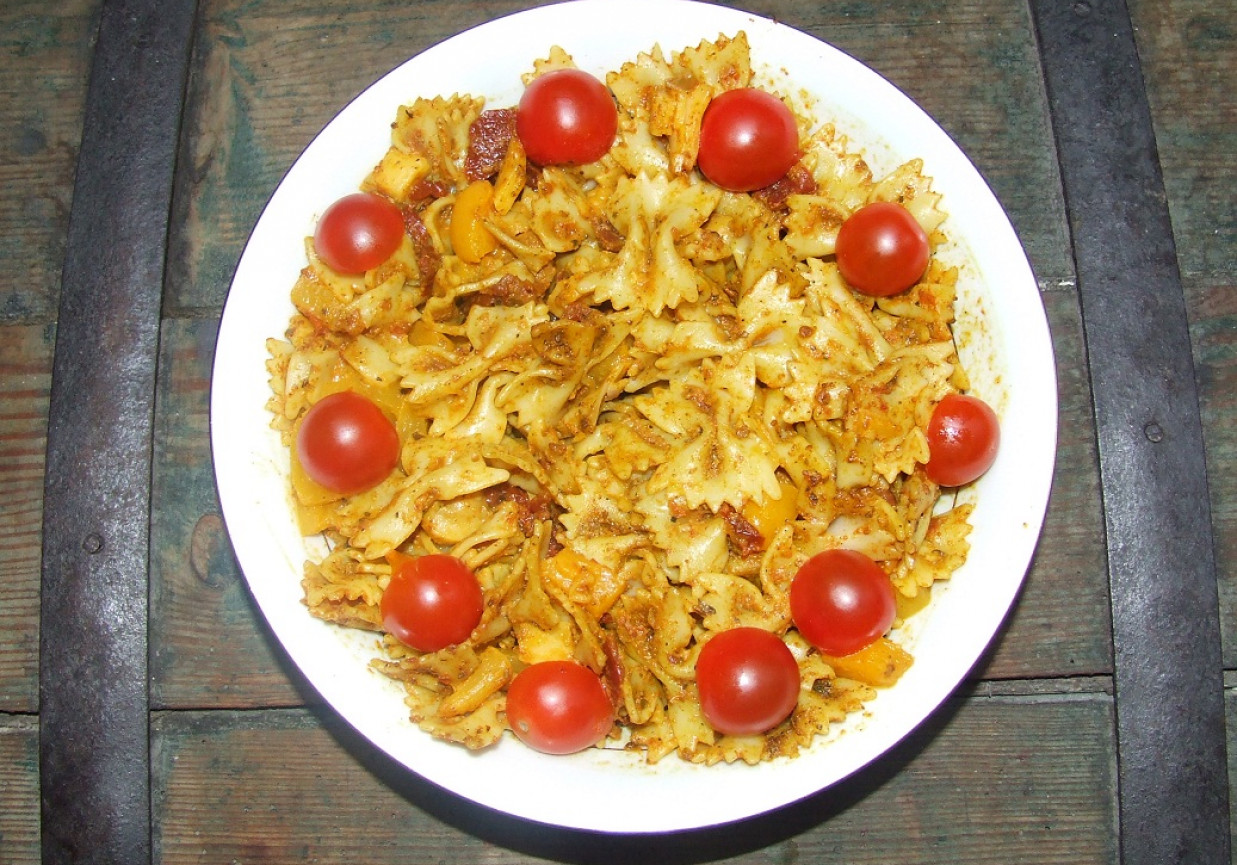 Sałatka makaronowa z czerwonym pesto  i curry foto