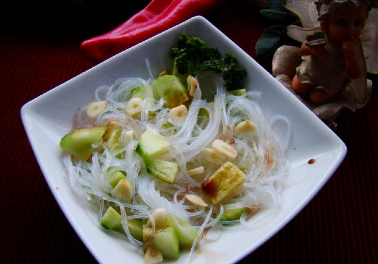 Sałatka makaronowa z czosnkiem foto