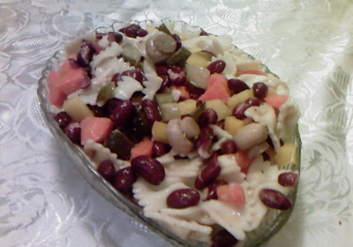 Sałatka makaronowa z fasolką foto