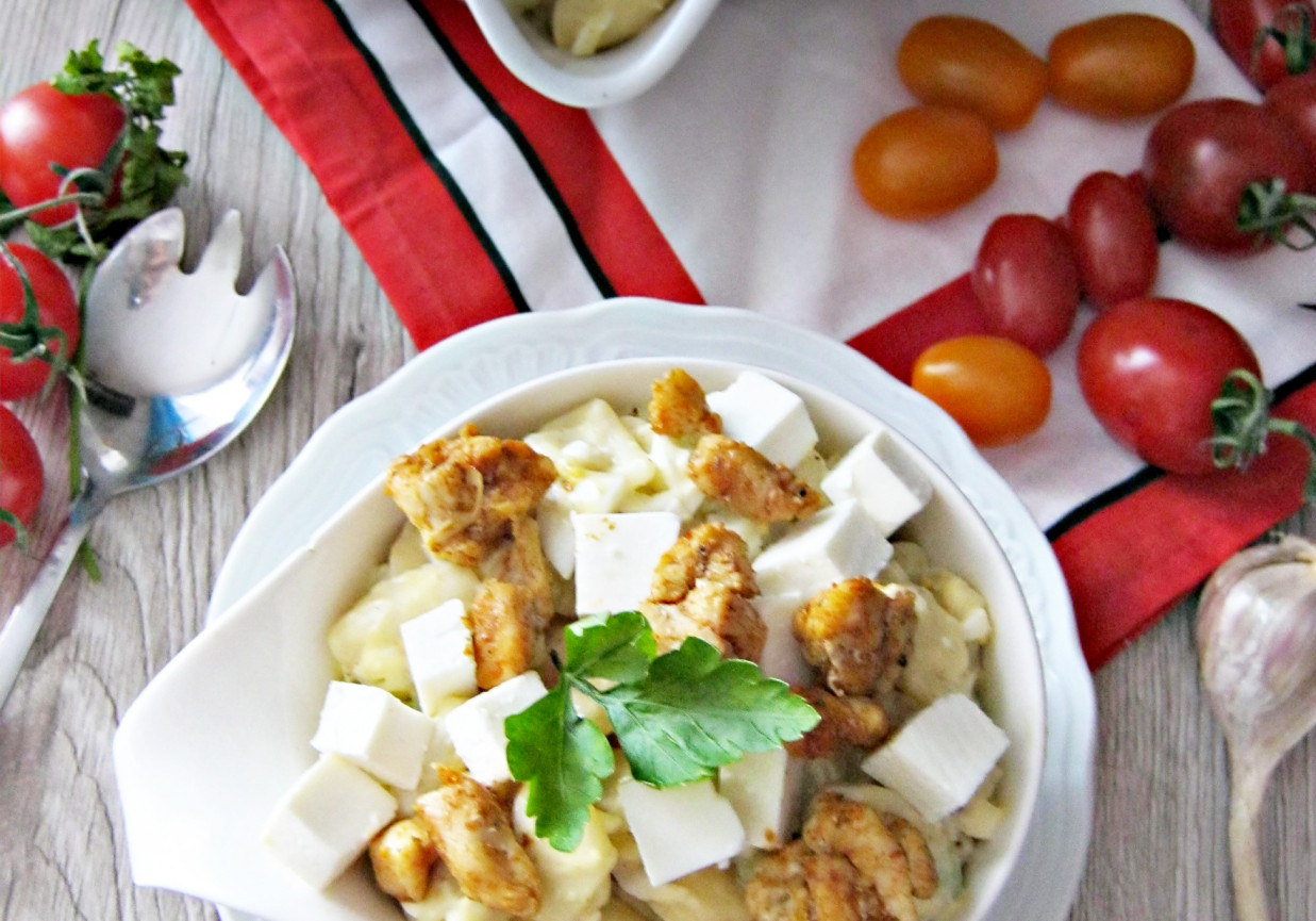 Sałatka makaronowa z jajkiem i kurczakiem w sosie czosnkowym foto