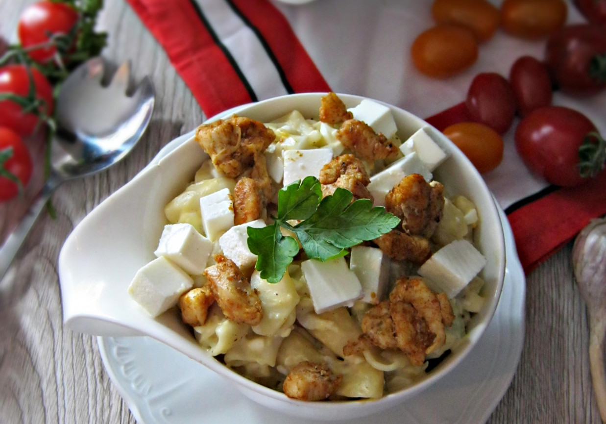 Sałatka makaronowa z jajkiem i kurczakiem w sosie czosnkowym foto