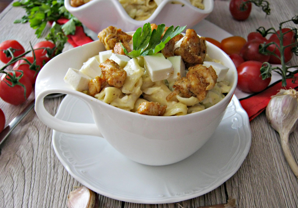 Sałatka makaronowa z jajkiem i kurczakiem w sosie czosnkowym foto