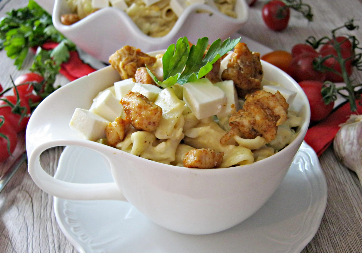 Sałatka makaronowa z jajkiem i kurczakiem w sosie czosnkowym foto