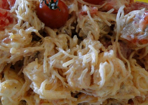 Fotografia przedstawiająca Sałatka makaronowa z kurczakiem, fetą i pomidorami