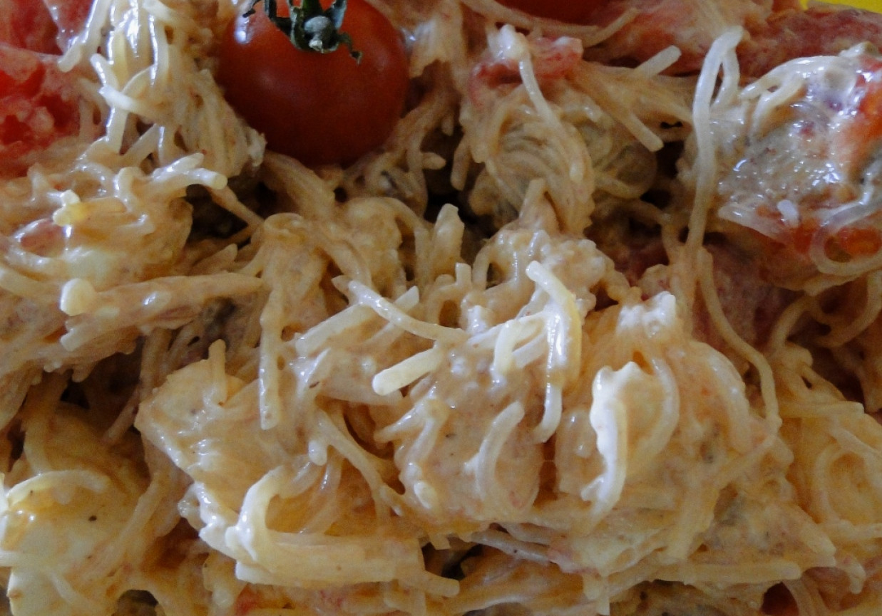 Sałatka makaronowa z kurczakiem, fetą i pomidorami foto