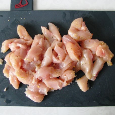 Krok 2 - Sałatka makaronowa z kurczakiem i cukinią foto