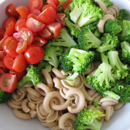 Krok 3 - Sałatka makaronowa z kurczakiem i cukinią foto