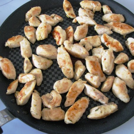 Krok 4 - Sałatka makaronowa z kurczakiem i cukinią foto