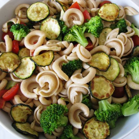 Krok 6 - Sałatka makaronowa z kurczakiem i cukinią foto