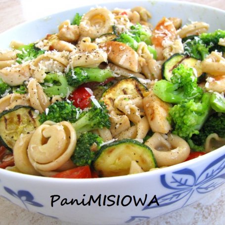 Krok 7 - Sałatka makaronowa z kurczakiem i cukinią foto