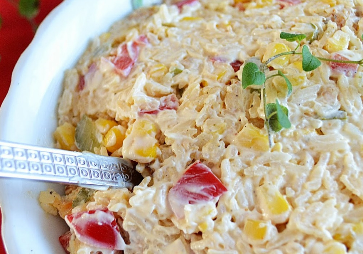 Sałatka makaronowa z kurczakiem, kukurydzą i papryką foto