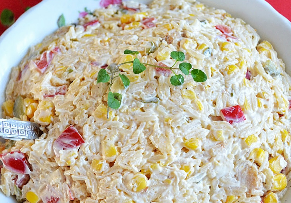 Sałatka makaronowa z kurczakiem, kukurydzą i papryką foto