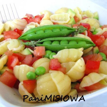 Krok 3 - Sałatka makaronowa z młodym groszkiem foto