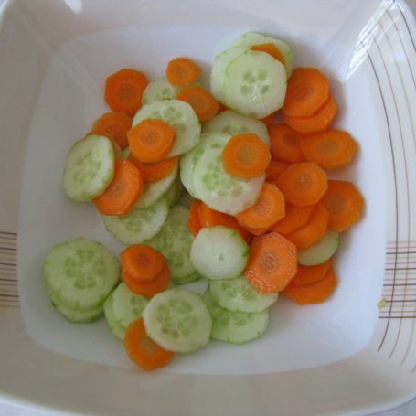 Krok 1 - Sałatka makaronowa z młodymi warzywami i bobem foto