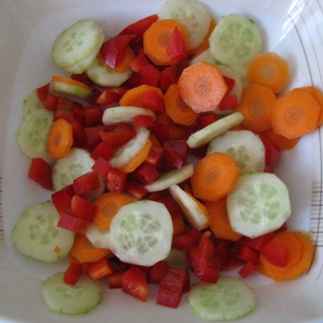 Krok 2 - Sałatka makaronowa z młodymi warzywami i bobem foto
