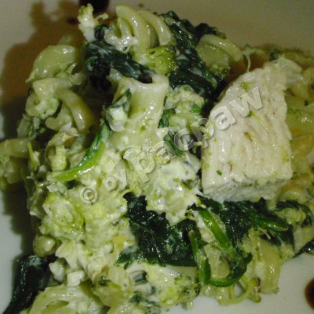 Krok 11 - Sałatka makaronowa z parowanym brokułem, kukurydzą i kurczakiem foto