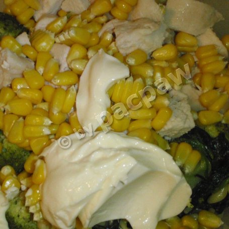Krok 10 - Sałatka makaronowa z parowanym brokułem, kukurydzą i kurczakiem foto