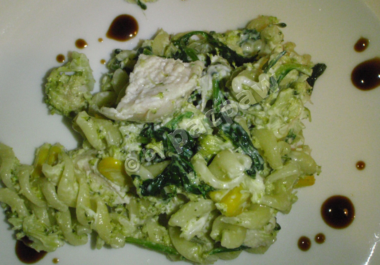Sałatka makaronowa z parowanym brokułem, kukurydzą i kurczakiem foto