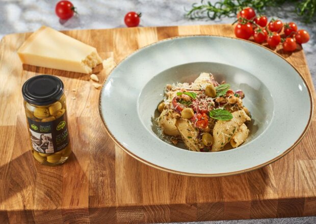 Fotografia przedstawiająca Sałatka makaronowa z pesto oliwkowym, DS XXII, odc. 9