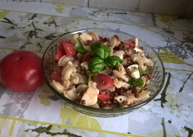 Fotografia przedstawiająca Sałatka makaronowa z pomidorem, mozzarellą i bazylią