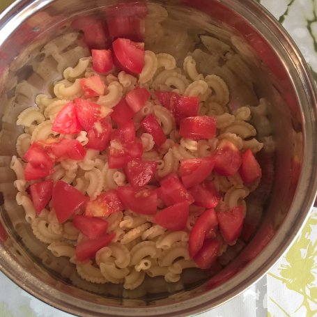 Krok 2 - Sałatka makaronowa z pomidorem, mozzarellą i bazylią foto