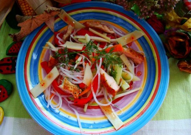 Fotografia przedstawiająca Sałatka makaronowa z sosem chili ,wędzonym łososiem i warzywami