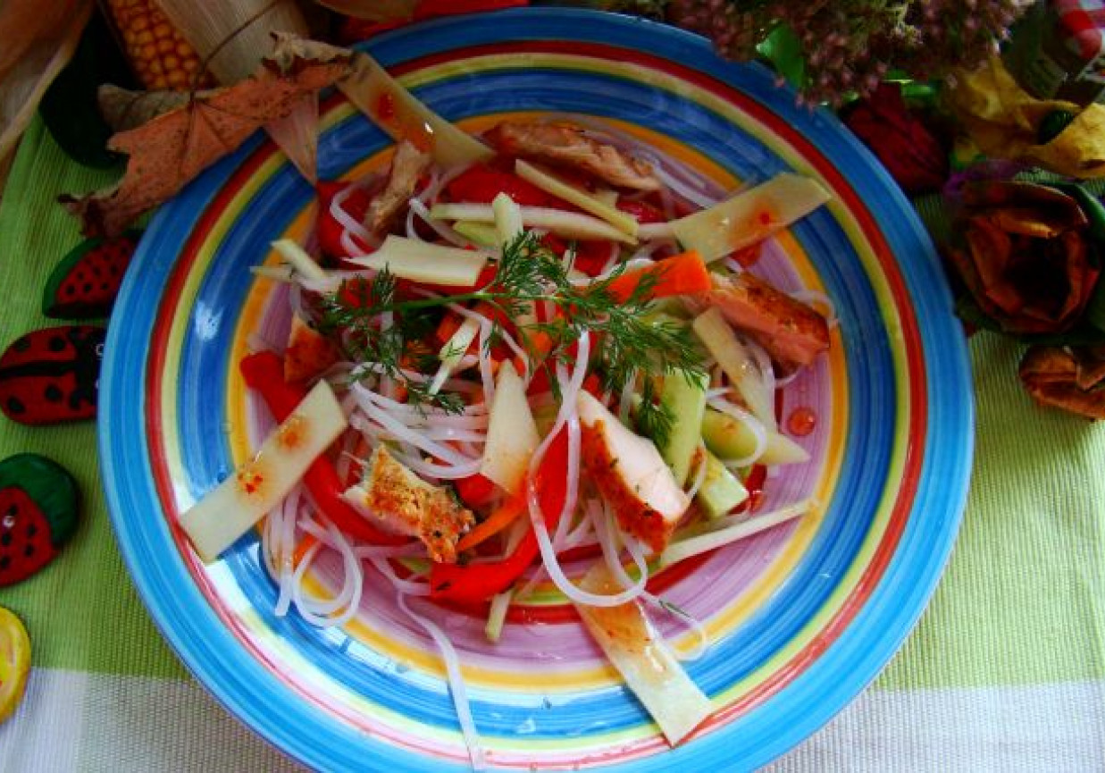 Sałatka makaronowa z sosem chili ,wędzonym łososiem i warzywami foto