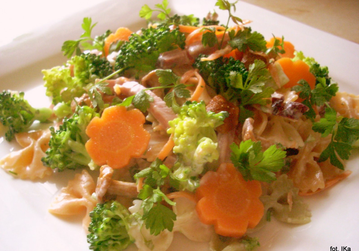 Sałatka makaronowa z szynką, brokułem i kurkami marynowanymi foto