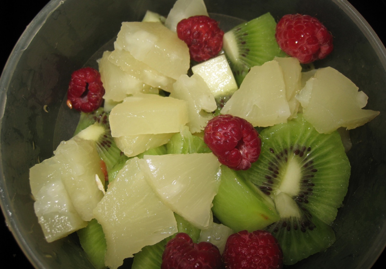 Sałatka malinowa foto