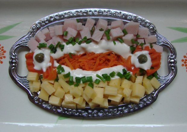 Fotografia przedstawiająca Sałatka marchewkowa w majonezie z szynką